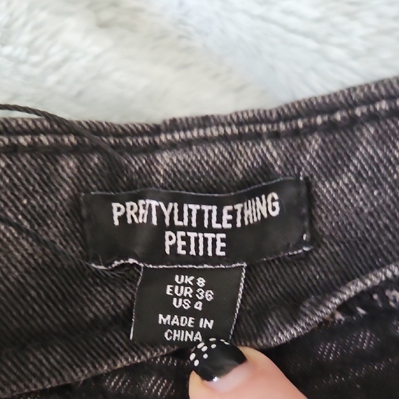 PrettyLittleThing Charcoal Cargo Shorts - Picture 3 of 6